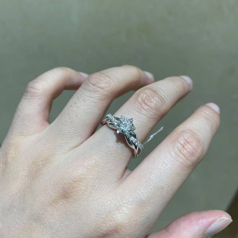 扭臂交叉高端女戒S925银镀白金定制选款主石莫桑钻1.0ct/副石高碳钻